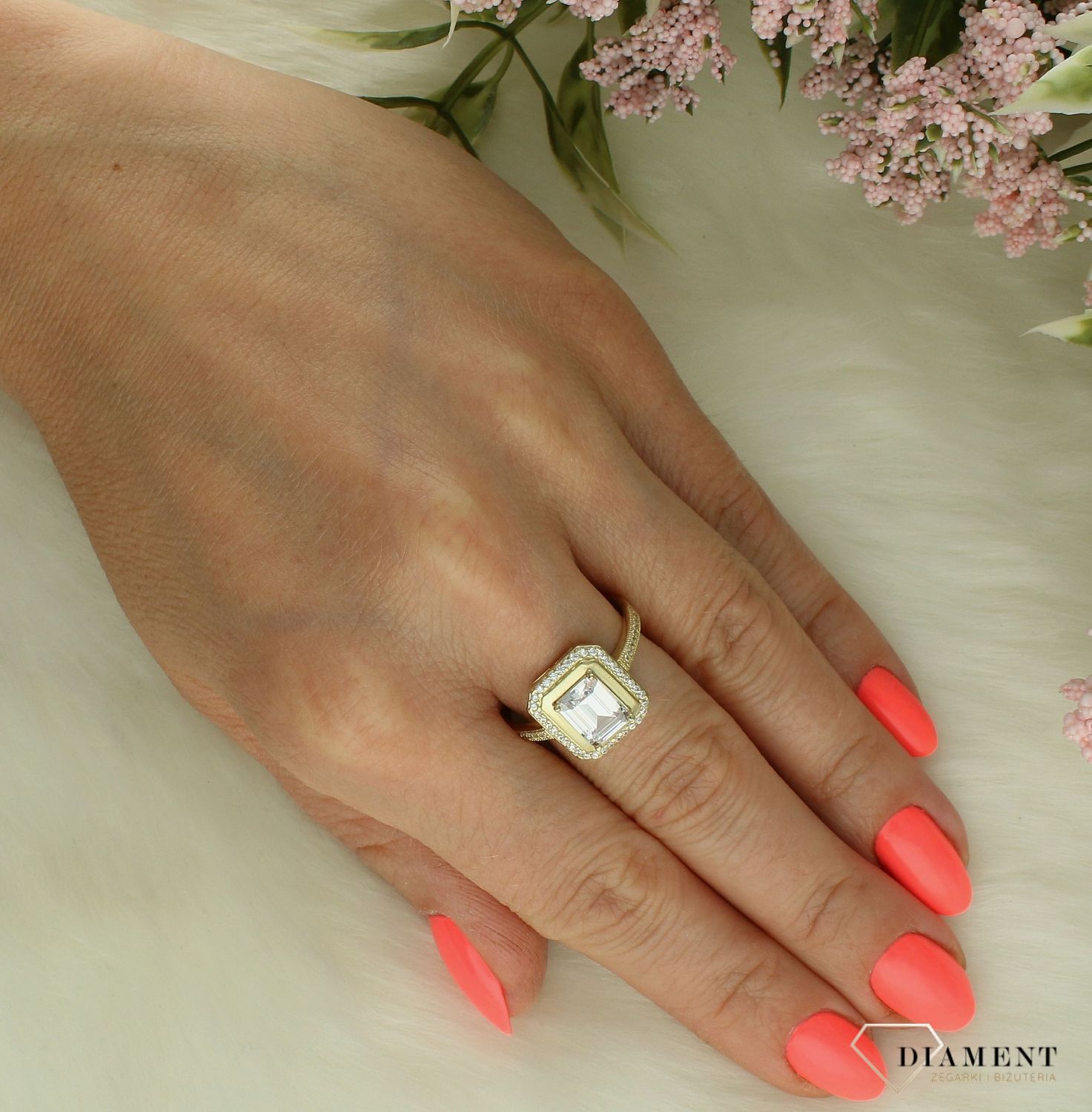 Złoty pierścionek damski 375 duża prostokątna cyrkonia PI 6999 375. Złoty pierścionek damski. Złoty pierścionek na prezent. Pierścionek złoty z cyrkoniami. Złoty pierścionek próby 375. Złoty pierścionek.  (1).jpg